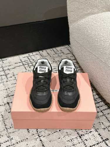 Miu Miu繆繆 25 Prelude 系列 Tyre 阿甘 休闲 运动鞋 Tyre运动鞋灵感来源于汽车轮胎的设计。橡胶材质的外底加上流线型设计，结合了优雅和