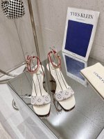 Lv 梅花跟凉鞋 驴家新款凉鞋顶级版本 此款Silhouette凉鞋取材小牛皮 正面饰带饰有Lv特有的Logo镂纹 衬以闪耀光泽的皮革 原版开模 附带原版Log