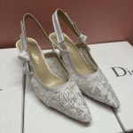 j'adior 迪奥 Dior 专柜最新明星款同织带高跟鞋；运用独特的二三十万针以上的刺以绣及单一完整无缝料布工艺，点缀标性志的电绣“J'adior”饰带起看来