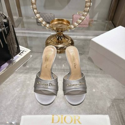 出厂 25Ss早春新款Dior迪奥D-My 五金字母圆头露趾拖鞋 这款My Dior 高跟鞋是二零二五春夏成衣系列新品，彰显精致的优雅气质。采用漆皮革精心制作,