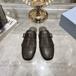 出厂 男款10情侣款 Prada 普拉达 25Ss春夏走秀新款流苏复古乐福鞋单鞋 这款鞋履着意呈现经典与复古格调，兼具阳刚气质与柔美风情，形成二元对比，彰显Pr