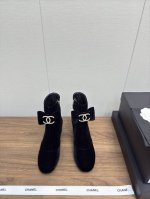 CHANEL小香24k 秋冬巴黎走秀款 绑带 短靴系列 原版购入1:1开发 各大时尚博主都有穿的一款靴子 上脚非常时髦 显腿神器，随便搭配都是超级好看 面料：进