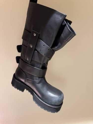 被问爆了巴黎世家Balenciaga毒液靴终于出了 宝子们，时尚界永远不缺惊艳之作，而Balenciaga毒液靴绝对是其中的佼佼者。 上衣选短款露脐针织衫，勾勒
