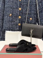 厂价 Loro Piana Lp 经典复古绝美 平底坡跟拖鞋 简约即时髦 松弛的高级感 感受夏日感高级穿搭~ 面料采用原版定制皮料 内里垫脚均为混种羊皮 意大利