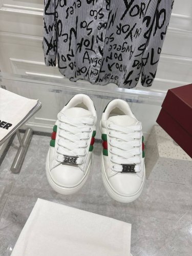 出厂 Gucci古驰2024最新Ace系列小白鞋 面包鞋 原版购入开发 Ace系列情侣款运动鞋延续品牌叙事，匠心成就主打单品。 配送专柜精美飞机盒包装 面料: