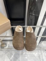 UGG 24ss 秋冬季人手必备单品雪地靴 搭配系数也是百分百 炸好看 比较设计的款，随心所欲 雪地靴显腿细 百搭单品 时尚感十足穿上气场爆涨 瞬间拉长腿型 鞋