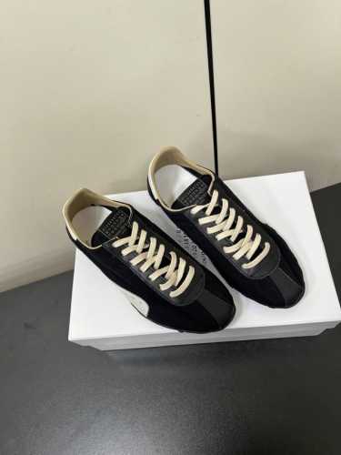 MaisonMargiela MM6德训休闲鞋鬼才设计师品牌，一个轻奢品牌上脚很百搭哦，也很随脚舒适，这一款德国训练鞋延续了经典的T形真皮拼接设计，经过设计团队