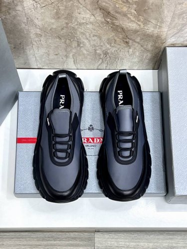 prada 普拉达 -高端品质 原单 -鞋面：进口牛皮拼接网布鞋面、丝印品牌Logo -内里：水染牛皮垫脚 -大底：超轻Tpu发泡 Q弹成型大底 -超高品控 做