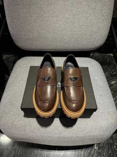 代购级 Prada 普拉达 24ss 春夏新款 乐福鞋 顶级品质！！ 经典鞋型，可以给予满眼的爱意 超级好搭配的夏季单品。 精工制造，缝线均匀，皮质质感一览无余