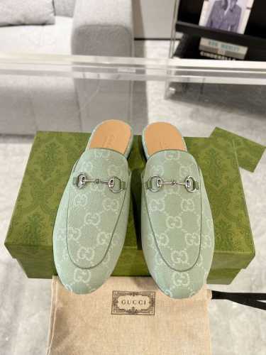 Gucci princetown系列女士乐福半拖鞋 作为品牌的标志性象征 标识元素以新颖别致的方式不断为单品带来更多新意 每一个标识都蕴含品牌特有的历史传承和价