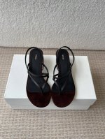 neous 25Ss 来自英国的小众品牌又一款 网状 圆头 夹脚 凉鞋 小众伦敦鞋履品牌Neous虽然不及大众品牌知名度高 但Neous的鞋款却有着一票粉丝，凭