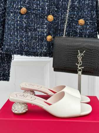 厂价 Roger Vivier｜Rv25S春夏 新品水晶跟拖鞋 喜欢法式优雅的来Pick这双 会让你的夏日穿搭气质翻倍哦～ 鞋跟镶满Blingbling的水钻爆 - 点击图像关闭