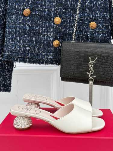 厂价 Roger Vivier｜Rv25S春夏 新品水晶跟拖鞋 喜欢法式优雅的来Pick这双 会让你的夏日穿搭气质翻倍哦～ 鞋跟镶满Blingbling的水钻爆