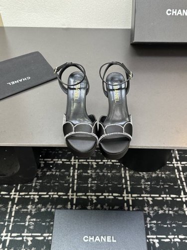 chanel香奈儿 2025 早春经典烫钻防水台凉鞋拖鞋 顶级版本 简约而不失优雅的设计 好穿好搭清新脱俗 生动知性优雅 更蕴含着不羁的时尚态度 这种态度是从心