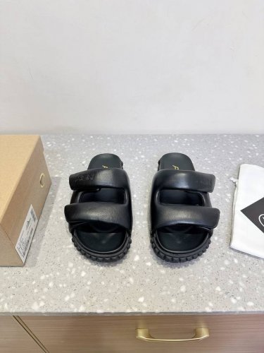 Ash 小众潮牌 25Ss春夏新款 休闲 平底 拖鞋 光泽羊皮打造摩登轮廓 上脚绵软质感加分 行走云端的轻盈自在 柔软亲肤搭配符合人工学的弯曲弧度 更贴合脚型穿
