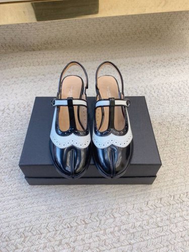 maisonmargiel*Ss25新款小猫高分趾高跟凉鞋 原版套楦 顶级品质 材质 鞋面 进口开边珠牛皮 内里 进口羊皮里 大底 真皮大底 码数 35-39