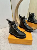 路易威登 Louis Vuitton 驴家爆款 走秀主打款，最新切尔西马丁靴，秀场出镜率非常高。新的logo设计实在加分。低调又凸显品牌魅力，靴口设计对小粗腿