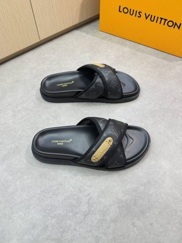 louis Vuitton 路易威登 -高端品质 原单休闲凉拖鞋 -鞋面：品牌图腾Pvc皮料、空压品牌Logo、车包边工艺 -内里：环保皮 -大底：超轻Tpu水