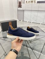 商品商标：杰尼* 杰尼亚* 低帮休闲鞋 一脚蹬 正码码数: 38-45 商品材料：鞋面进口羊毛绒，牛皮内里，牛皮垫脚，原版大底。