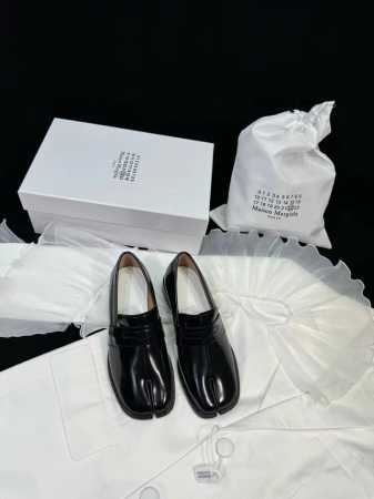 乐福鞋 男款+80 maison Margiela 马吉拉Mm6家 分趾Tabi小皮鞋乐福鞋 原版购入开模双层鞋底 鞋型很大方 搭配各种风格都 轻松驾驭 小短腿 - 点击图像关闭