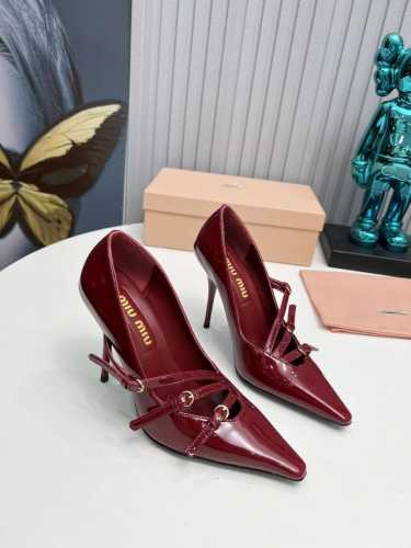 工厂 新款新品 Miu Miu 全新超美装饰搭配,时尚淑女气质十足 双色拼接 又不乏美艳色彩,外侧附带弹力象巾 上脚非常方便意大利引进的原版楦头是最新楦、出来形