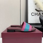 古奇古驰 Gucci 平底拖鞋，时尚与个性的完美融合。标志性品牌元素醒目呈现，经典配色款沉稳大气，撞色款活力吸睛。简约设计不失精致，舒适脚感适合日常。无论是休闲