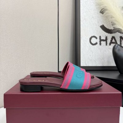 古奇古驰 Gucci 平底拖鞋，时尚与个性的完美融合。标志性品牌元素醒目呈现，经典配色款沉稳大气，撞色款活力吸睛。简约设计不失精致，舒适脚感适合日常。无论是休闲