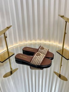 橡胶底 真皮底250普拉达凉拖鞋！懒人必备拖鞋上脚是如此的好看了，满载夏日风采。穿上它，从心情上给自己“降降温”！夏日的到来，闷热的天气让人总是穿不住包覆整个脚