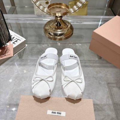 出厂 Miu Miu 25春夏蝴蝶结包头拖新款上新 个性小圆头非常百搭，时尚潮流 太适合我了，穿着不累脚 绝对入手不亏的一双！ 进口原版羊皮真丝面料，羊皮内里脚