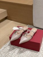 工厂p价p 顶级版本 代购品质 原版开发 Valention 华伦天奴穆勒拖鞋 V家小铆钉尖头平底凉拖鞋 Vt专柜最新Vlogo系列 重工打造经典高跟鞋 顶级版