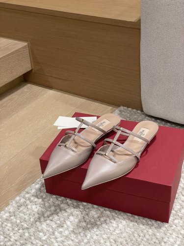 工厂p价p 顶级版本 代购品质 原版开发 Valention 华伦天奴穆勒拖鞋 V家小铆钉尖头平底凉拖鞋 Vt专柜最新Vlogo系列 重工打造经典高跟鞋 顶级版