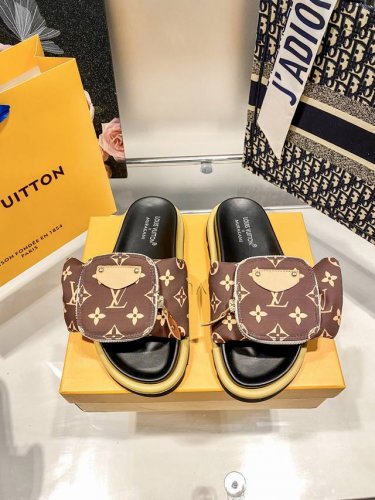 橙子出厂价p louis Vuitton 路易威登 Lv新款 带包包魔术贴平底拖鞋 休闲凉拖 情侣款 代购级别 高级感十足 国内外博主刷爆的一款 复古又时髦 上