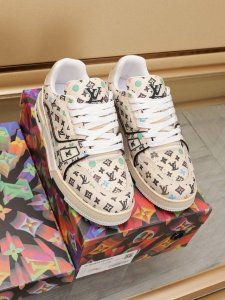 lv Trainer系列 独家实拍专柜同步上线纯原版本 1:1原鞋鞋开发，上脚非常舒适 做工精细 鞋面由进口原版一比一材料拼接，侧边饰有品牌Logo标志及签名，
