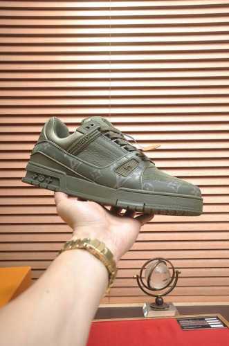 出厂价P 原版开发 品质出货 欢迎对比 Lv板鞋系列 Lv Trainer Maxi运动鞋将成衣系列的宽松廓形引入Virgilabloh笔下的Lvtrainer
