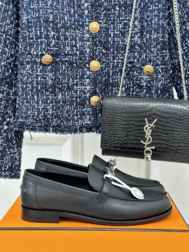 顶级版 Hermès 爱马仕经典klly扣乐福鞋 超级百搭款 鞋型很秀气 修脚型耐看又精致 气质女人的首选颜色很复古 秋冬搭配很好看简单大气 很适合上班族光面款