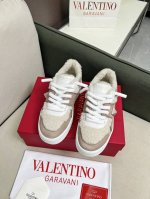 独家毛里 全真羊羔毛 厚底粗鞋带最高端 Valentino华伦天奴 厚底粗鞋带爆款休闲鞋！ 张艺兴 关晓彤众多网红明星同款 代言引领潮流！！ 面料:原版定制全粒