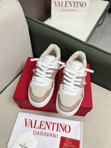 独家毛里 全真羊羔毛 厚底粗鞋带最高端 Valentino华伦天奴 厚底粗鞋带爆款休闲鞋！ 张艺兴 关晓彤众多网红明星同款 代言引领潮流！！ 面料:原版定制全粒