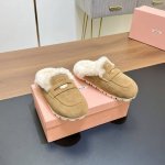 高版本 缪缪miumiu穆勒拖鞋 羊毛保暖半拖鞋、勃肯鞋、外穿棉鞋 居家拖鞋。 国内外博主刷爆的一款，幸运金币搭配更显亮眼，上脚尤为惊艳到你。小红书种草系列，上
