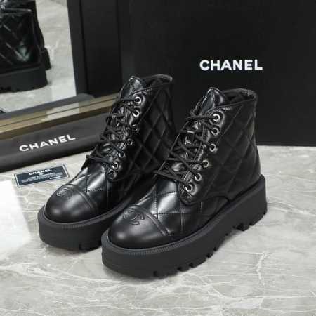 Chanel 24ss 早秋 专柜新款马丁靴 天花板顶级品质 这款靴子真的是小个子福星，厚底5cma 更精致一点 菱格鞋面 鞋头的暗花logo还有后跟的logo - 点击图像关闭