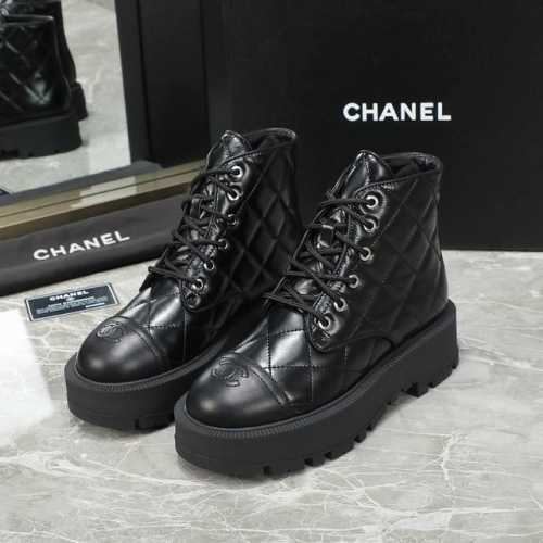 Chanel 24ss 早秋 专柜新款马丁靴 天花板顶级品质 这款靴子真的是小个子福星，厚底5cma 更精致一点 菱格鞋面 鞋头的暗花logo还有后跟的logo