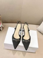 dior2025 春夏新品钢印字母Logo单鞋 凉鞋系列 单鞋 高跟鞋 顶级版本 延续D家永恒经典！这款鞋低调不失华丽 性感又不显张扬 鞋型是大家都爱的秀气款