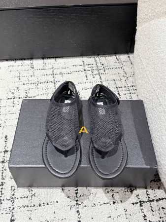 alaia 阿莱呀 25 春夏季新款 明星同款 夹趾 渔网鞋 芭蕾舞鞋 轻盈透气 夏日松弛美学透气网面日月光倾泻 交织出若隐若现的透感美学 网面设计 呼吸感拉满 - 点击图像关闭