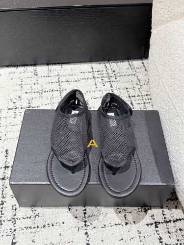 alaia 阿莱呀 25 春夏季新款 明星同款 夹趾 渔网鞋 芭蕾舞鞋 轻盈透气 夏日松弛美学透气网面日月光倾泻 交织出若隐若现的透感美学 网面设计 呼吸感拉满