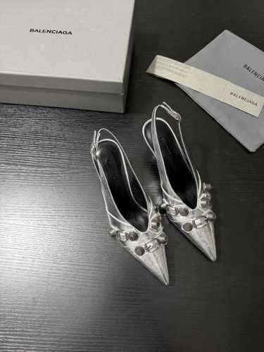 Balenciag* 新品 是摩登风格的绝佳诠释 流畅的线条勾勒出优雅鞋型 尖头设计自带锐利气场 金属扣饰与铆钉元素碰撞 为简约鞋面增添酷感细节 后绊带搭配金属
