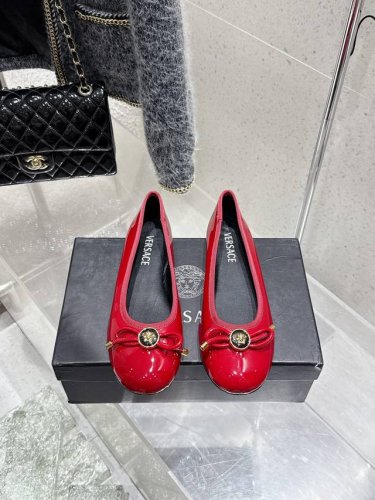 小众潮牌Versace 范思哲2025春夏新款蝴蝶结圆头玛丽珍平底单鞋 米兰秀场同简约干练的版型，童话般的亚特兰蒂斯或神奇的海洋主题，明亮的彩色配色，鲜艳的颜色