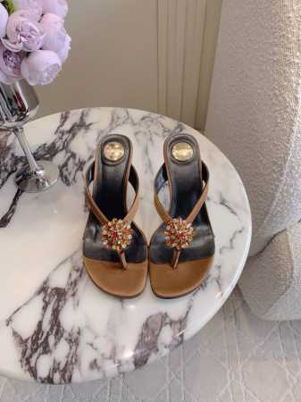 出厂价p Saint Lauren* Ysl 杨树林新款水钻扣人字高跟拖鞋 小姐姐的美丽尤物高跟鞋 优雅迷人性感 女人味十足 鞋面真丝 内里垫脚羊皮 意大利真皮 - 点击图像关闭