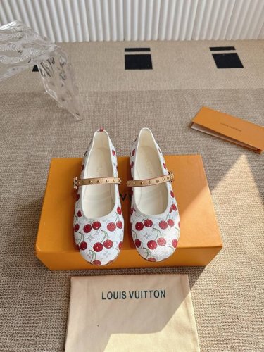 Louis Vuitton Ss25 春夏系列玛丽珍新品 简约精致 高级感满满 尽显优雅气质 上脚超好看 拉满了夏日美鞋 鞋面 牛皮 羊皮内里 意大利进口真皮大