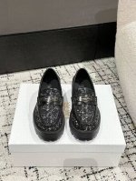 冲量价: dior 迪奥 25 春夏新款超轻乐福鞋 全新大底厚底 版面力求打造时尚经典单品 巴黎时装周第一场分量十足的大秀场打造的新品 灵感由D主设计师巧妙结合