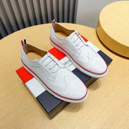 工厂p Thom Browne 汤姆 布朗 New York 汤姆再上爆款！这个邪魅酷感的新锐品牌 让我们在这个夏天有了放松 时髦 个性的新选择 Tb白鞋风暴. - 点击图像关闭