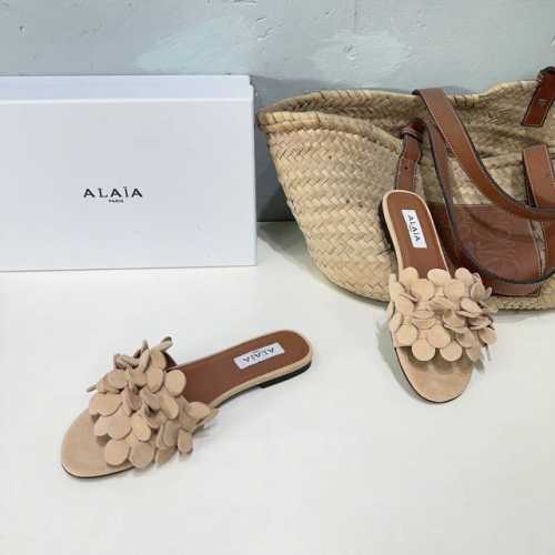 高品质出厂 ！小众潮牌重工山茶花限量版新品！Alaia2024春夏新款圆片花朵缀饰平底平底露趾拖鞋！凉鞋极简主义炒鸡柔软舒适时髦精绝对不能错过的必入款，没有任何